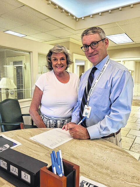 128734321_web1_thumbnail_image002
President of Pickens Rotary Club Ken Roper, right, and Jeannie Gilstrap, left, fill out the bank paperwork to wire the funds to Ukraine.
Courtesy photo