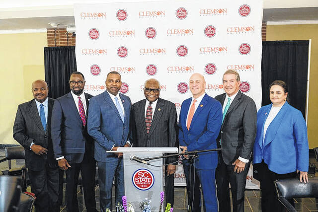 128975359_web1_SC-State-and-Clemson-USDA_206-1024x683
Representatives from South Carolina, U.S. Congress and the USDA announced a $70 million investment into Clemson and South Carolina State universities to support Partnerships for Climate-Smart Commodities.
Courtesy photo