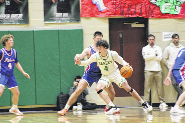 131125527_web1_RJ-Stack-one-on-one-in-low-post
Easley sophomore RJ Stack works one on one in the blocks last Friday night against Andrew Hall of Pickens. Stack helped lead the Green Wave to a decisive 97-39 victory.
Jeff Holt | The Easley Progress