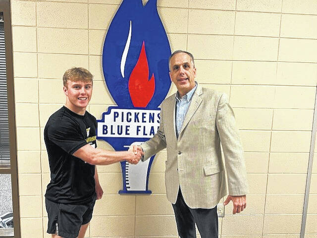 131152927_web1_Carter-two-McCollum-it
Pictured is Pickens High School senior Carter McCollum, The Easley Progress 2024-25 Football Player of the Year, and Sports Editor Jeff Holt.
Photo Submitted