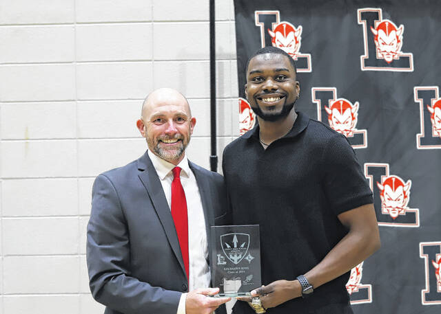 131358827_web1_Keyshawn-pix
Pictured is Liberty High School Principal John Garrett recently presenting the Hall of Fame plaque to track star Keyshawn King.
Courtesy photo