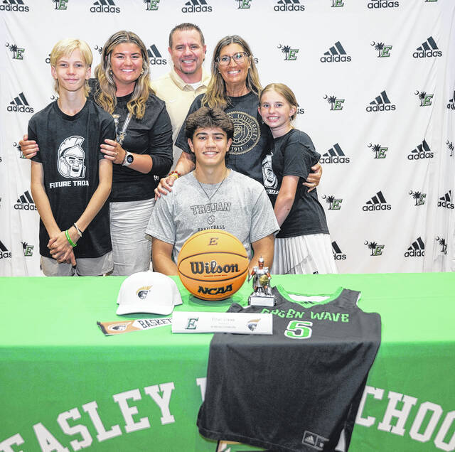 131463933_web1_Ethan-and-family-signing
Pictured is Easley High School senior Ethan Crews with his family when he officially signed last week to continue his basketball career at Anderson University.
Jeff Holt | The Easley Progress