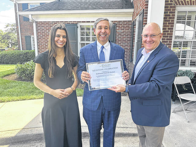 131766719_web1_Robinson-picture
Anna Robinson and her dad, Chris, have continued the family business of Robinson Funeral Home. Brian Swords (right) of the Easley Chamber presented the Robinson family with a plaque for their 150 years of service to the Easley community.
Jeff Holt | The Easley Progress